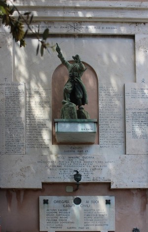 Lapidi commemorative in marmo con statue e iscrizioni in ricordo dei caduti di Oregina.