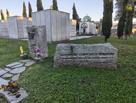 Campo della Gloria, un luogo di commemorazione con monumenti e verde curato, tomba e struttura architettonica in vista.