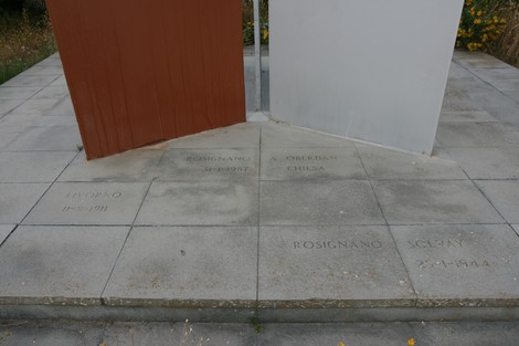 Monumento a Chiesa, commemorativo, situato a Rosignano, con lastre di pietra e elementi architettonici distintivi.