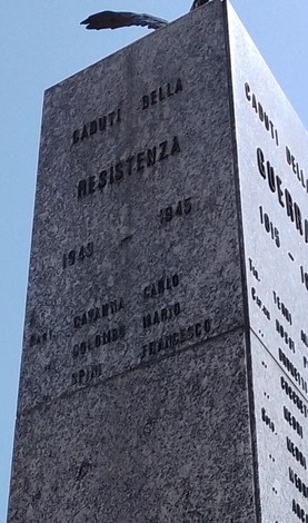 Monumento ai caduti della Resistenza, con una stele di marmo e iscrizioni commemorative.