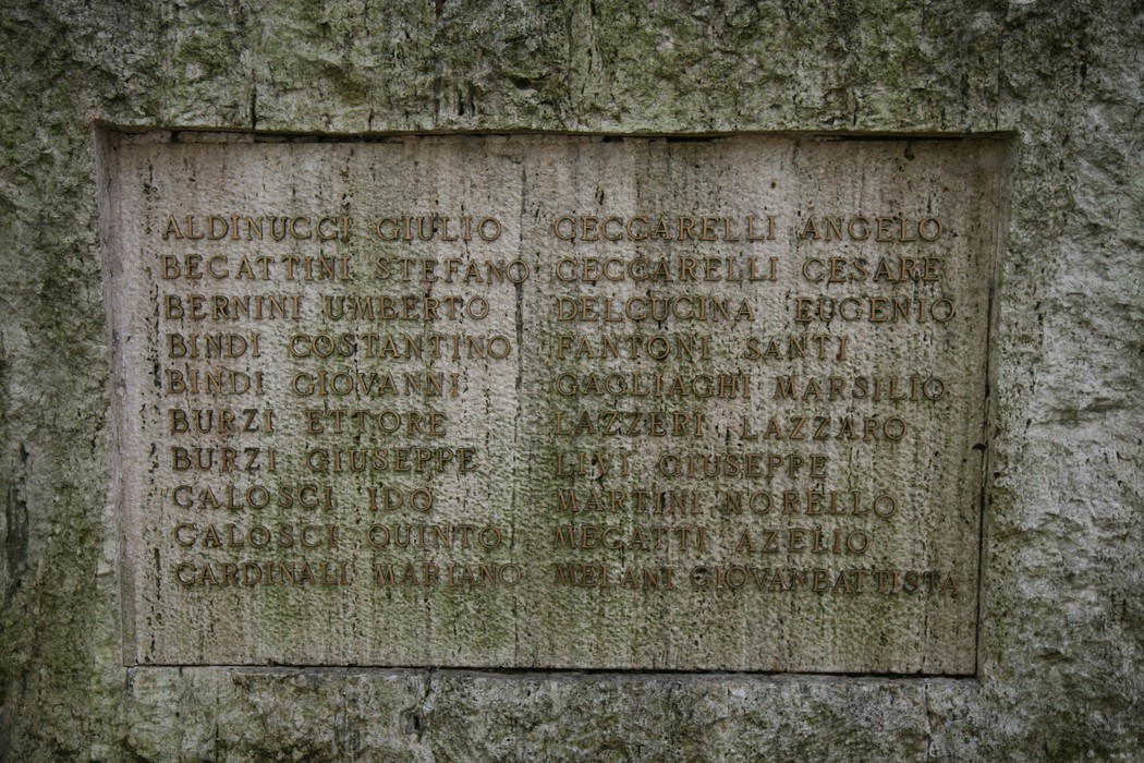 Monumento commemorativo dedicato ai caduti di Ambra con l'elenco dei nomi incisi su una placca.
