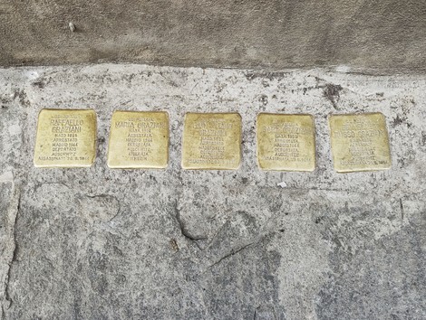 Pietre d'inciampo in memoria della famiglia Graziani-Russo, commemorative delle vittime della persecuzione.