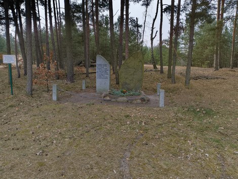 Monumento commemorativo immerso nel bosco, dedicato alle vittime del massacro di Treuenbrietzen.