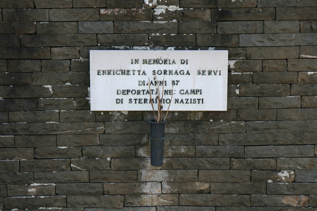 Cenotafio dedicato ai deportati del cimitero ebraico, in memoria delle vittime dei campi di sterminio nazisti.