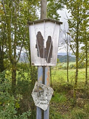 Segnale della Via Crucis di Casaglia, tra natura e paesaggio collinare. Momento di riflessione spirituale.