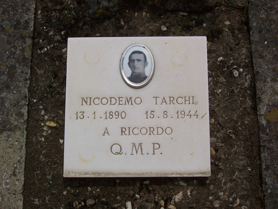Memoriale dedicato a Nicodemo Tarchi nel cimitero di Badia a Settimo, commemorazione di una figura storica.