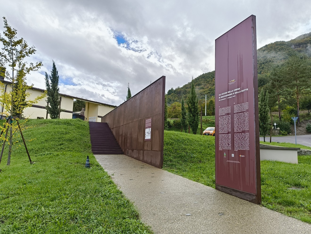 Percorso commemorativo dedicato agli eccidi di Creda, Maccagnano e Botte, immerso nella natura.