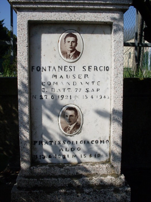 Cippo commemorativo dedicato a Fontanesi Sergio e Pratissoli Aldo, con fotografie e iscrizioni in memoria.