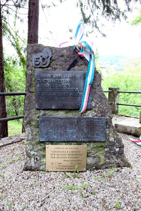 Monumento di Padulivo, commemorazione della resistenza e della liberazione, con decorazioni tricolori.