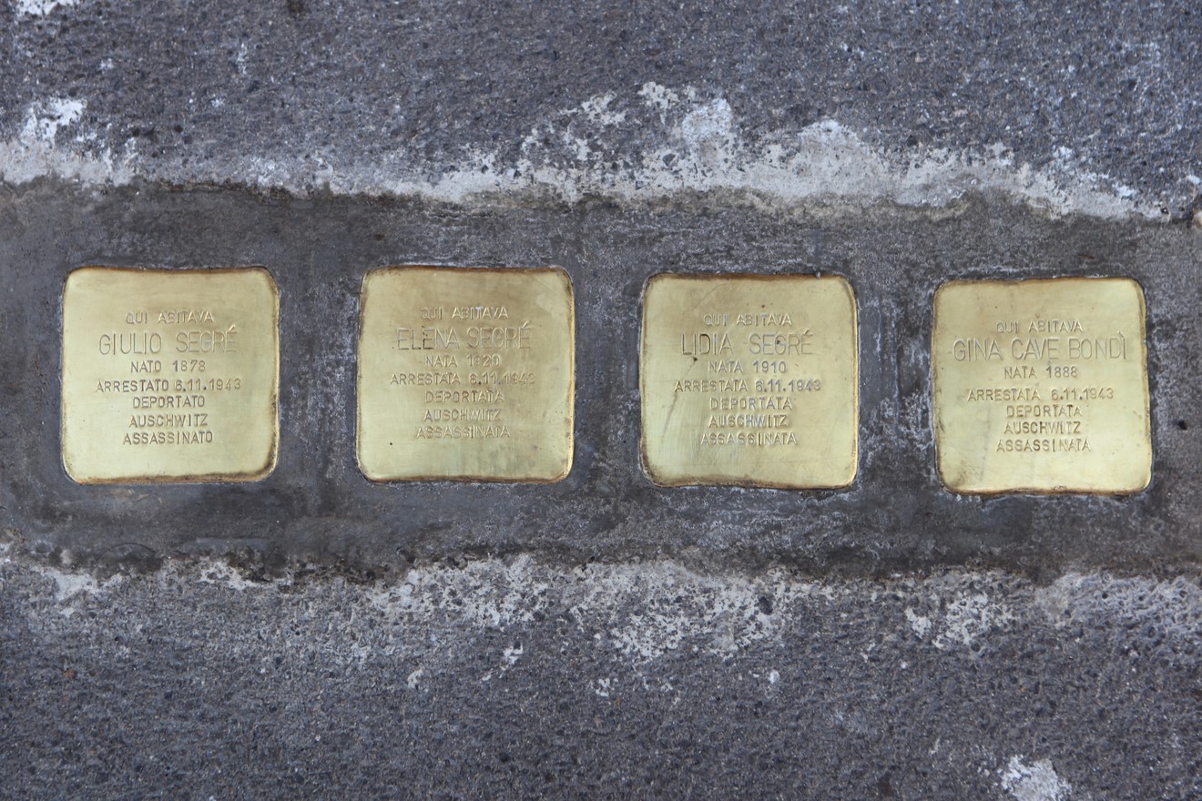 Pietre d'inciampo dedicate alla famiglia Bondì - Segré in memoria delle vittime della persecuzione.