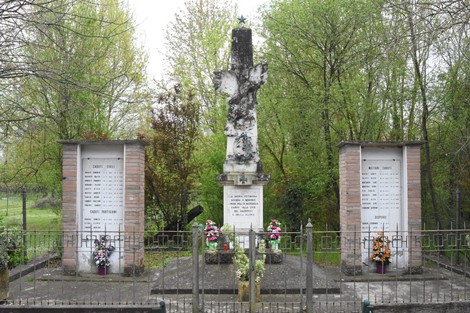 Monumento ai caduti di Marzaglia, dedicato alla memoria dei soldati. Decorato con fiori e cipressi.