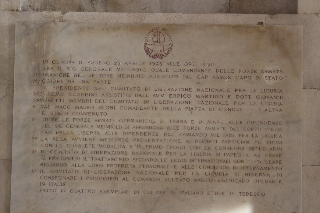Sacrario del Ponte Monumentale, struttura commemorativa con elementi architettonici significativi e atmosfera solenne.