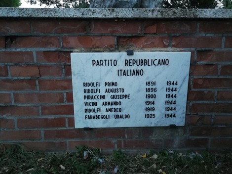 Monumento commemorativo ai Ridolfi, Farabegoli, Piraccini e Vicini, dedicato al Partito Repubblicano Italiano.