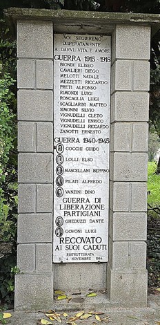 Il Monumento ai Caduti di Recovato rende omaggio ai soldati periti nelle guerre mondiali, inscritti su una stele.