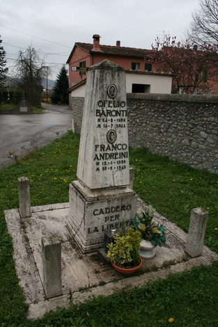 Cippo commemorativo in memoria di Ofelio Baronti e Franco Andreini, situato in un'area verde.