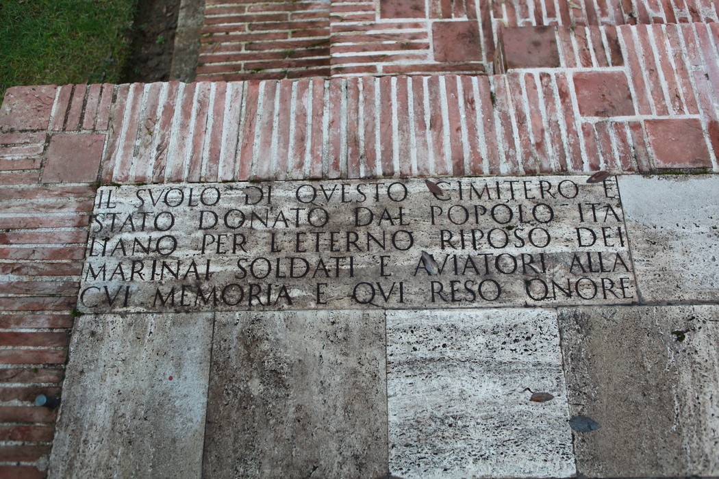 Cimitero di guerra del Commonwealth, luogo di memoria per i soldati e aviatori caduti.