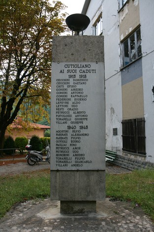 Monumento ai caduti di Cutigliano, dedica ai heroes delle guerre 1915-1918 e 1940-1945.