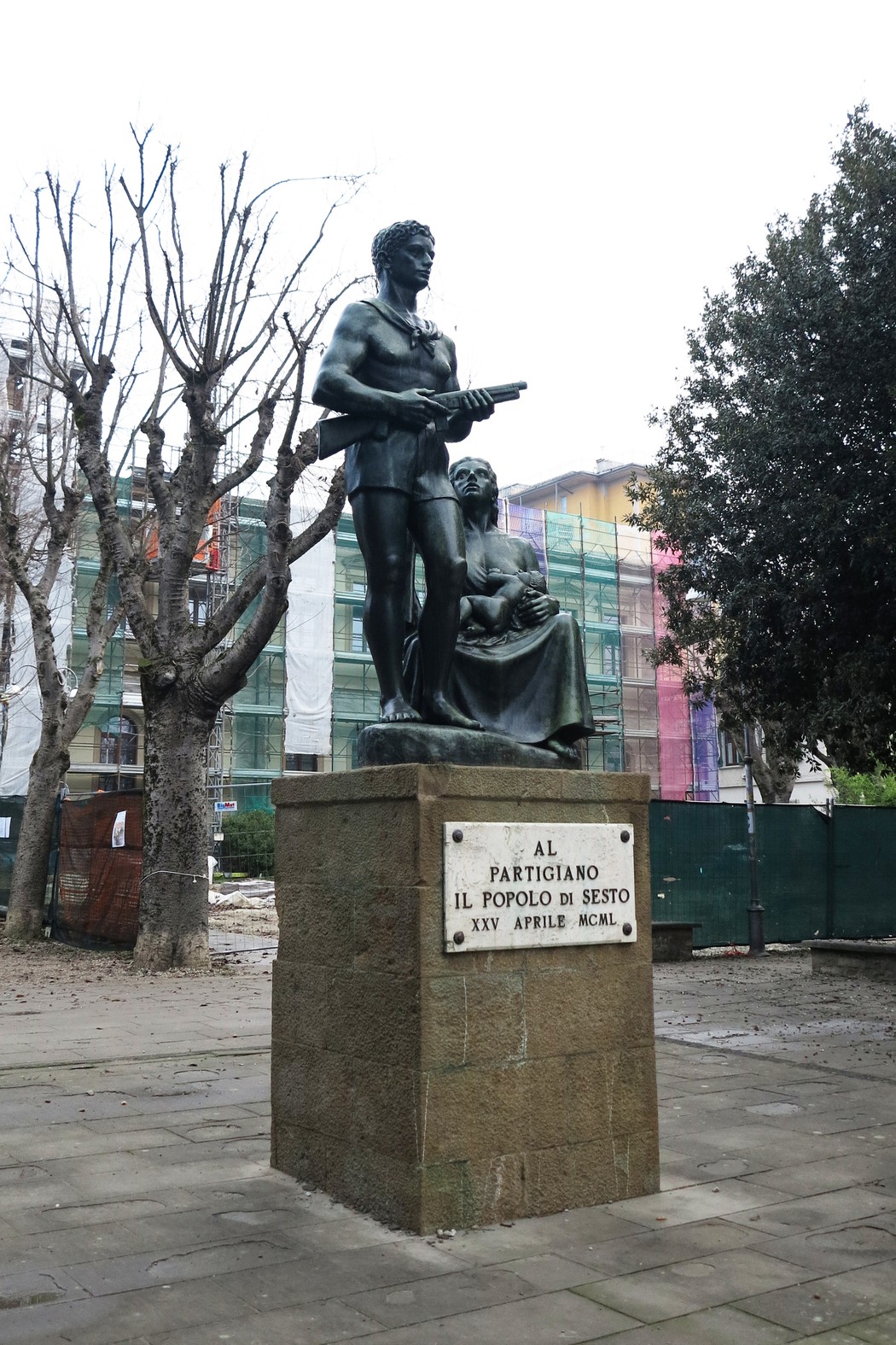 Monumento al partigiano, celebrando la resistenza e il sacrificio nella lotta per la libertà.