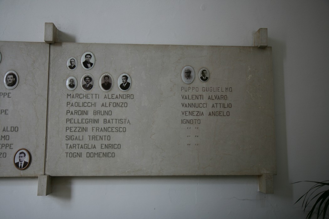 Sacrario dei martiri di San Terenzo, con nomi incisi in memoria dei caduti.