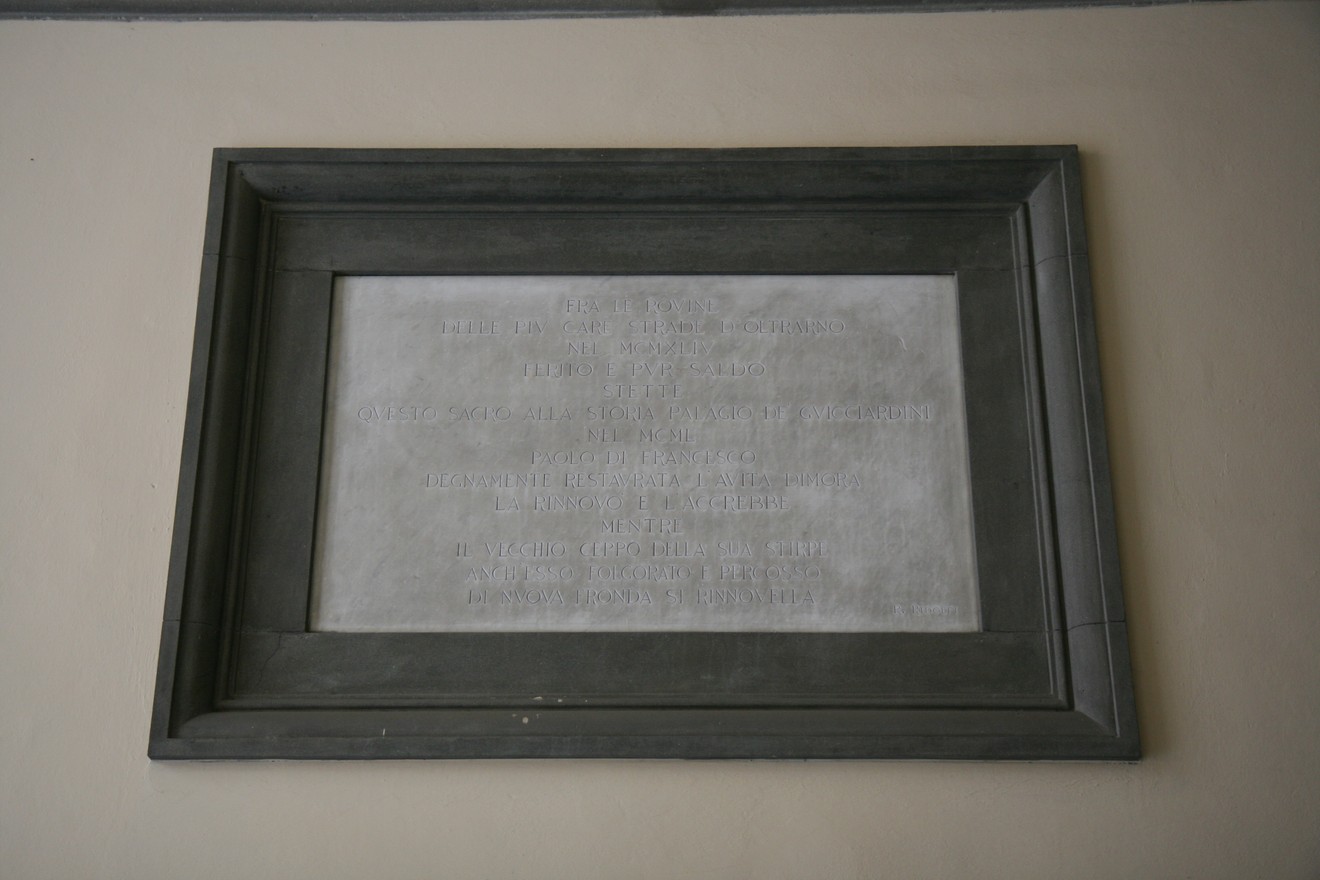 Lapide commemorativa nel Palazzo Guicciardini, testimonianza della storia locale.