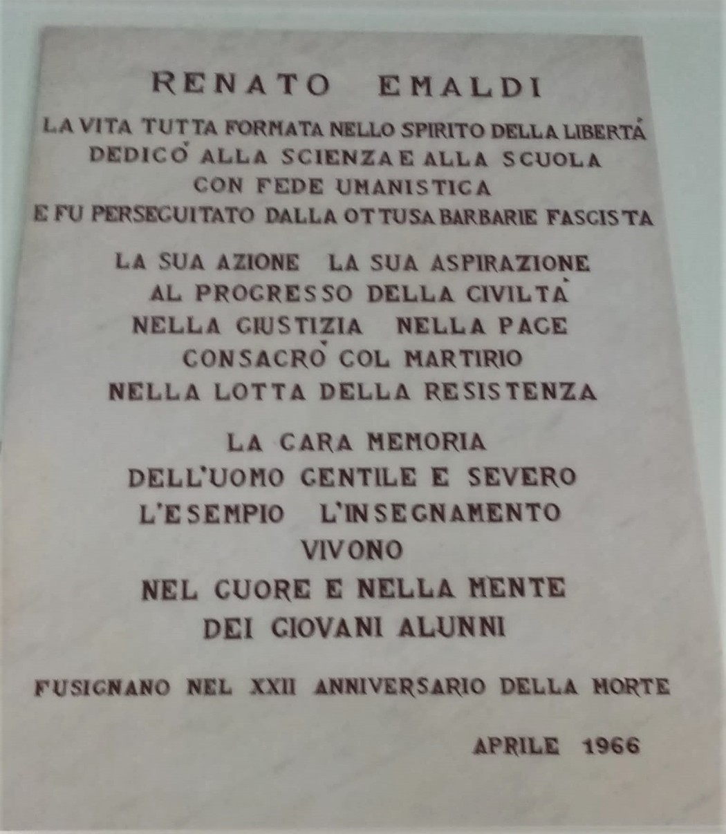 Lapide dedicata a Renato Emaldi, commemorativa della sua vita e del suo impegno per la giustizia e la resistenza.