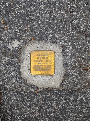 Pietra d'inciampo dedicata a Orlando Posti, commemorazione visibile sulla pavimentazione stradale.
