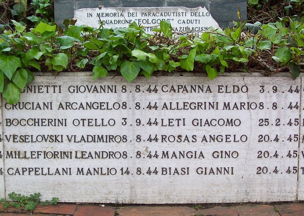 Monumento commemorativo dedicato ai paracadutisti del "F" Squadrone, con nomi e date dei caduti.