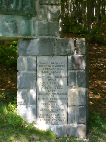 Monumento al Passo Pradarena, dedicato ai caduti, immerso nella natura montana.