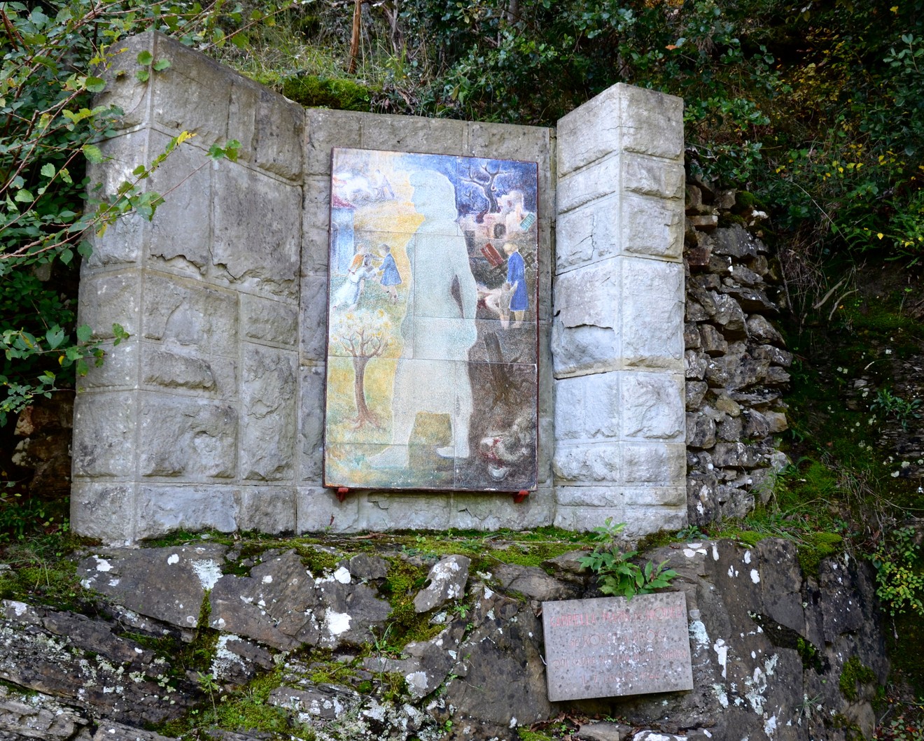 Monumento a De Rosée, un'opera d'arte immersa nella natura, celebrante la memoria e la cultura locale.
