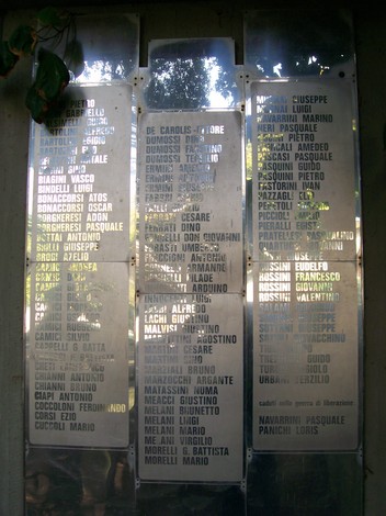 Monumento commemorativo delle vittime dell'eccidio di Meleto, simbolo di memoria e resistenza.
