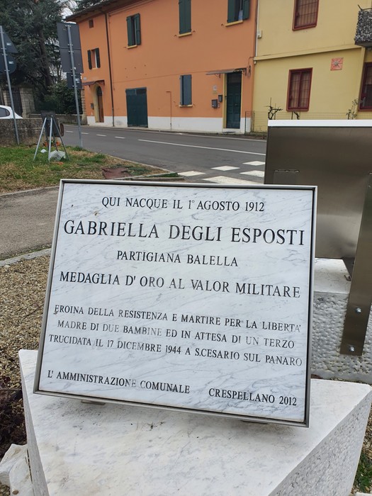Monumento dedicato a Gabriella Degli Esposti, partigiana e medaglia d'oro al valore militare, con iscrizione commemorativa.