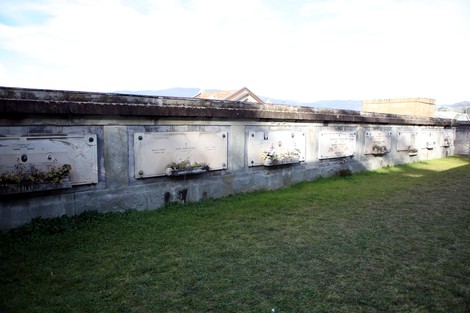 Monumento commemorativo dedicato alle vittime dei bombardamenti, con lastre commemorative e giardino circostante.