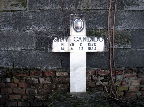 Croce commemorativa di Candido Savi, deceduto il 12 dicembre 1944. Storia e memoria di un passato significativo.