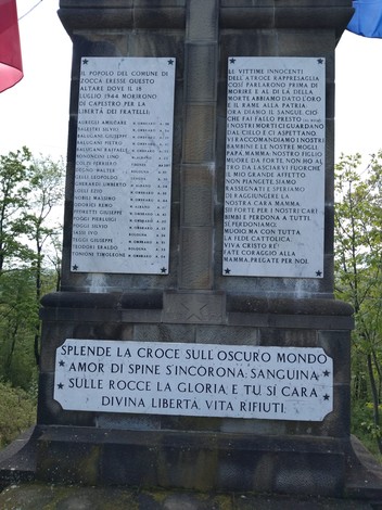 Monumento commemorativo ai martiri dei Boschi di Ciano, con iscrizioni e bandiere. Un omaggio a chi ha sacrificato la vita.