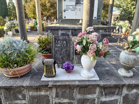 Sacrario ai caduti con fiori, candele e un'atmosfera di rispetto e commemorazione.