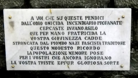 Memoriale dedicato ai partigiani caduti nella lotta antifascista, simbolo di resistenza e libertà.