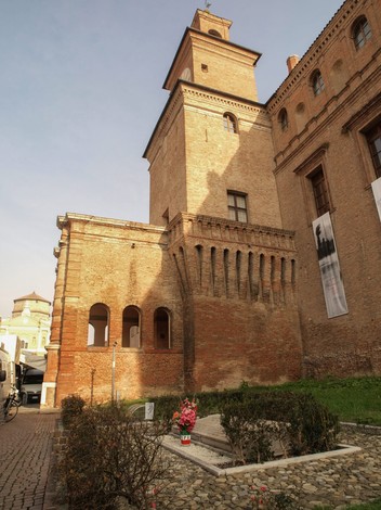 Monumento ai martiri del 16 agosto, situato in un'area storica con un edificio vicino.