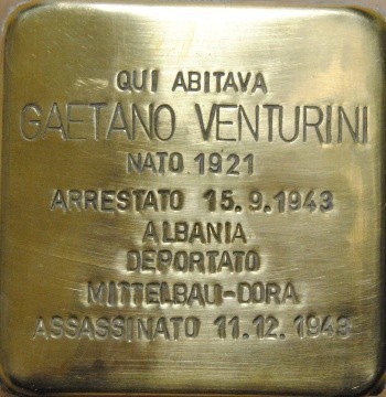 Pietra d'inciampo in ottone incastonata nel selciato, con iscrizione dedicata a Gaetano Venturini.