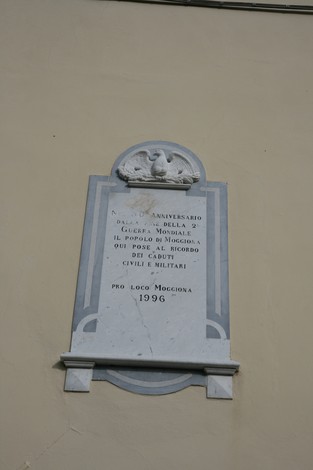 Lapide commemorativa dei caduti di Moggiona, dedicata alla memoria dei soldati della Prima e Seconda Guerra Mondiale.