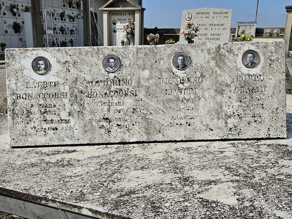 Il "Sacrario dei Partigiani" con tombstone e fotografie di caduti, in un ambiente commemorativo e solenne.