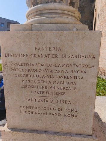 Cippo commemorativo dedicato ai caduti per la difesa di Roma, con iscrizioni storiche sui granatieri di Sardegna.