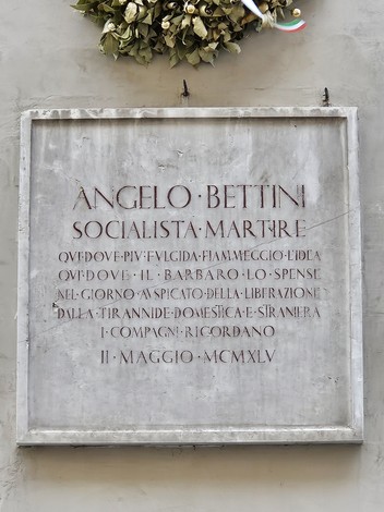 Lapide commemorativa dedicata a Angelo Bettini, socialista e martire, con diverse informazioni storiche.
