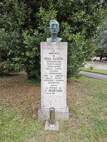 Busto commemorativo di Ugo Costa, dedicato alla memoria di un partigiano, situato in un parco.