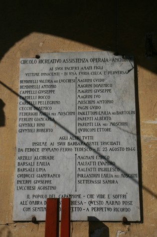 Lapide commemorativa che onora i membri del Circolo Ricreativo Assistenza Operai di Capannone.