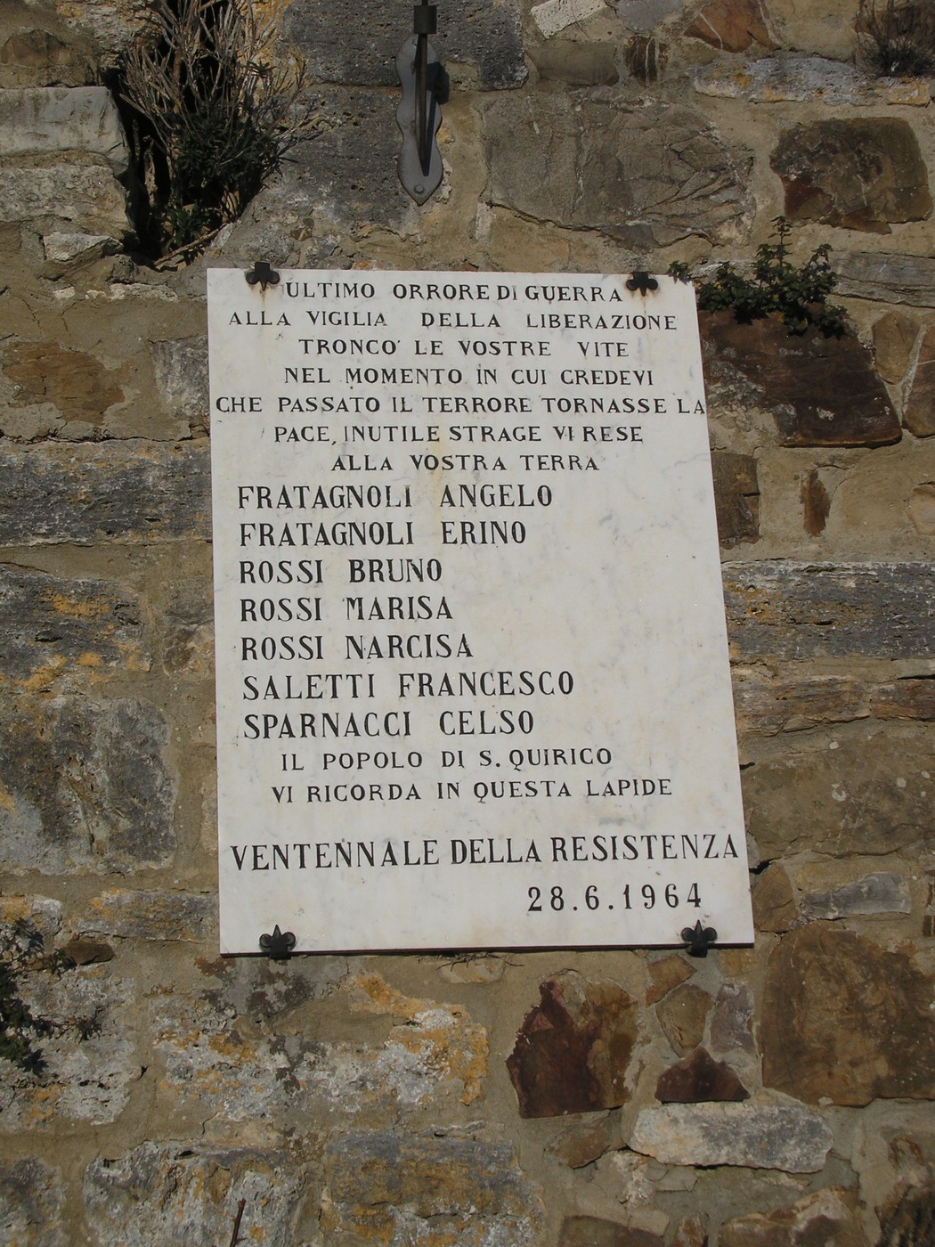 Lapide commemorativa di Vignoni Alto, dedicata ai caduti della Resistenza durante la Seconda Guerra Mondiale.