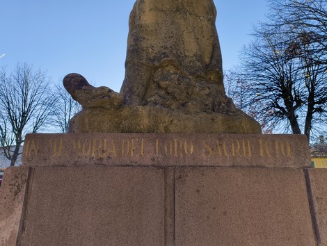 Monumento ai caduti partigiani, omaggio a coloro che hanno combattuto per la libertà e la giustizia.