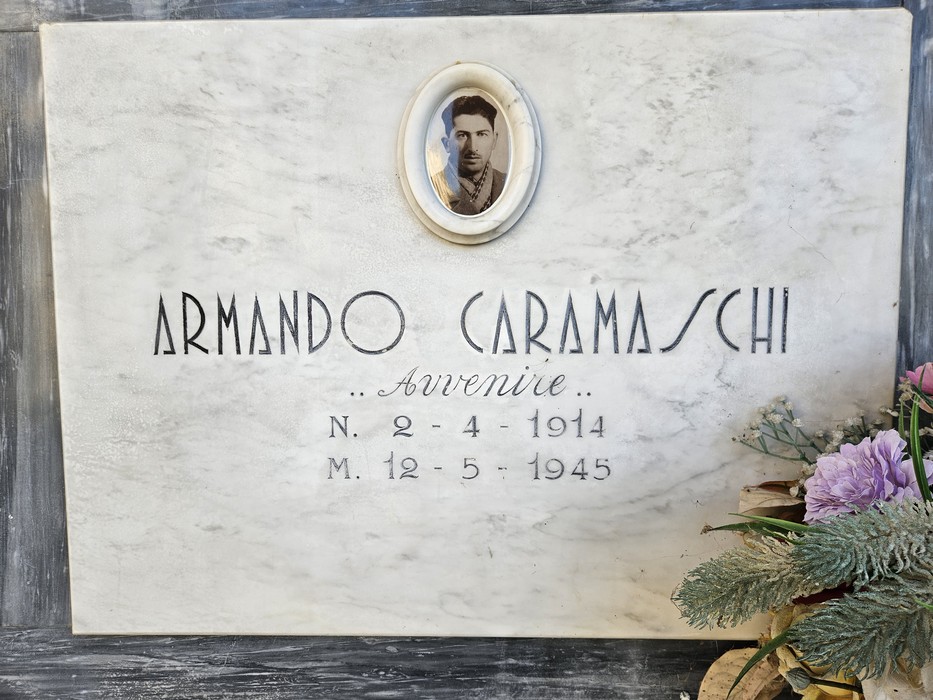 Lapide in marmo con ritratto ovale fotografico e iscrizione dedicata ad Armando Caramaschi.