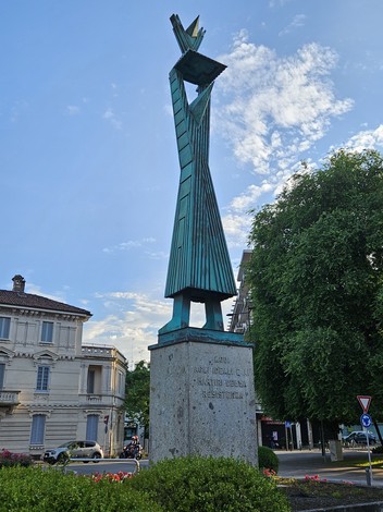 Monumento alla Resistenza, scultura moderna che celebra il valore della libertà e della memoria storica.