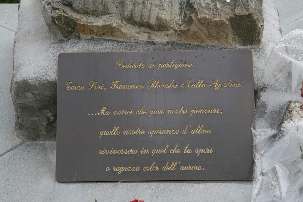 Monumento dedicato ai partigiani, simbolo di lotta per la libertà e la resistenza.