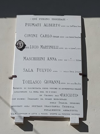 Lapide commemorativa dedicata ai caduti della Brigata Staffora, con nomi e date delle vittime incisi.